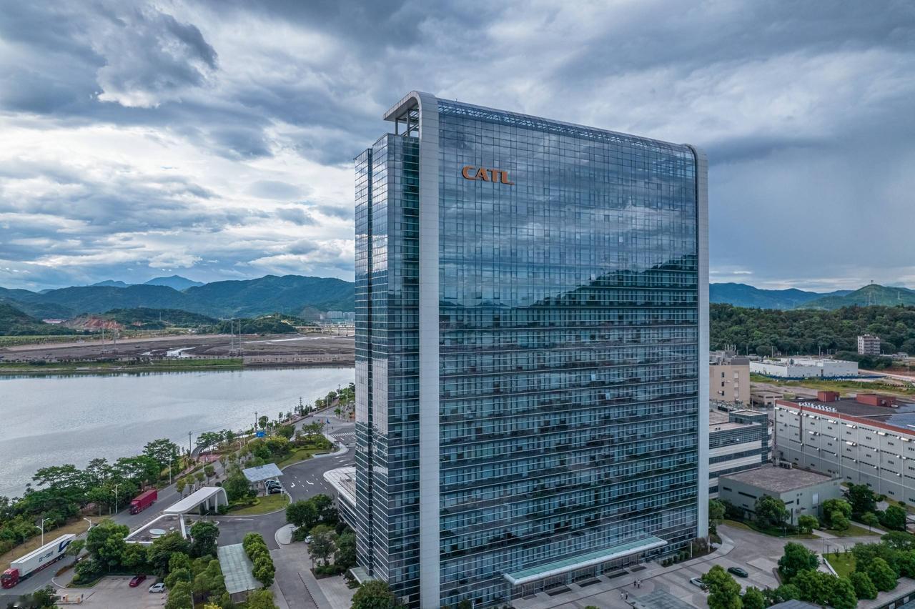 不得不服，一路狂飙！2018年，宁德时代营业收入296.11亿元；2019年