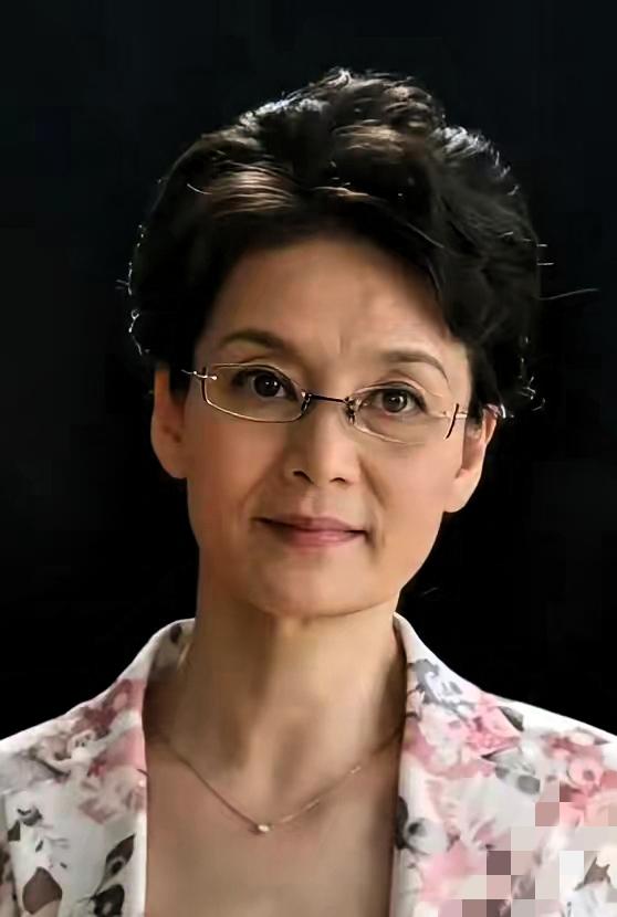 71岁潘虹的一句感慨，戳中了多少人对人生选择的思考！手握13座影后奖杯，演技