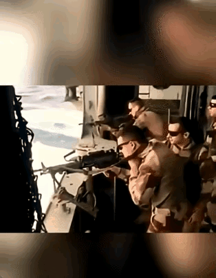 士兵：“报告长官，我的枪管掉进海里了。”军官：“按军纪，赔偿两千美元，一分