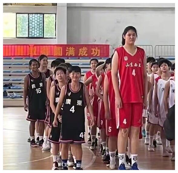 中国女篮再出一天才,14岁身高就超姚明,如今已加入国青