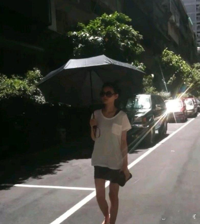 那个时候的大S，不论是狗仔偷拍照，还是生活随意照，每张都惊艳得像无法复刻的时装秀