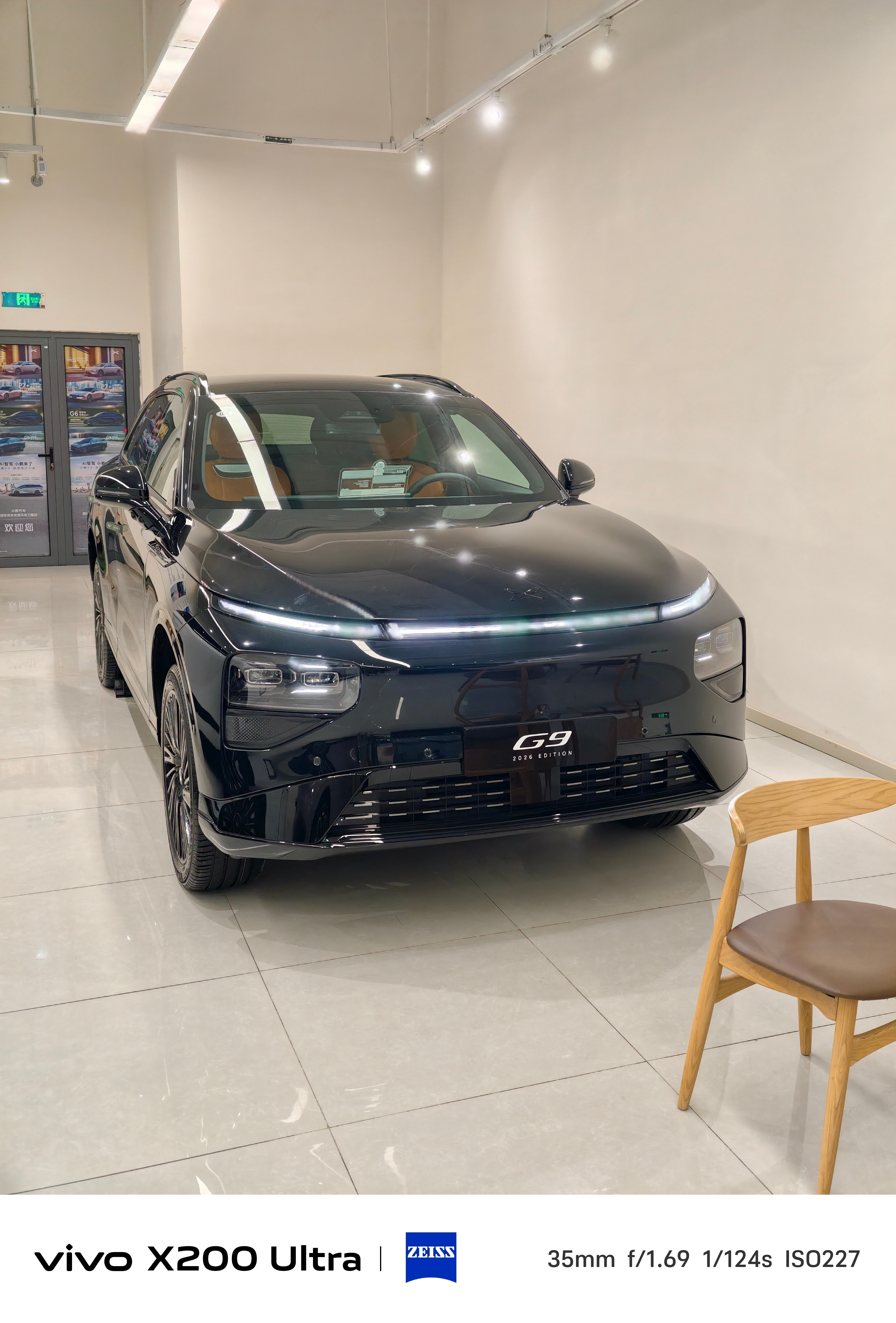 小鹏店里车放了不少在这么狭小的空间内门头第一辆是小鹏MONAM03Max这