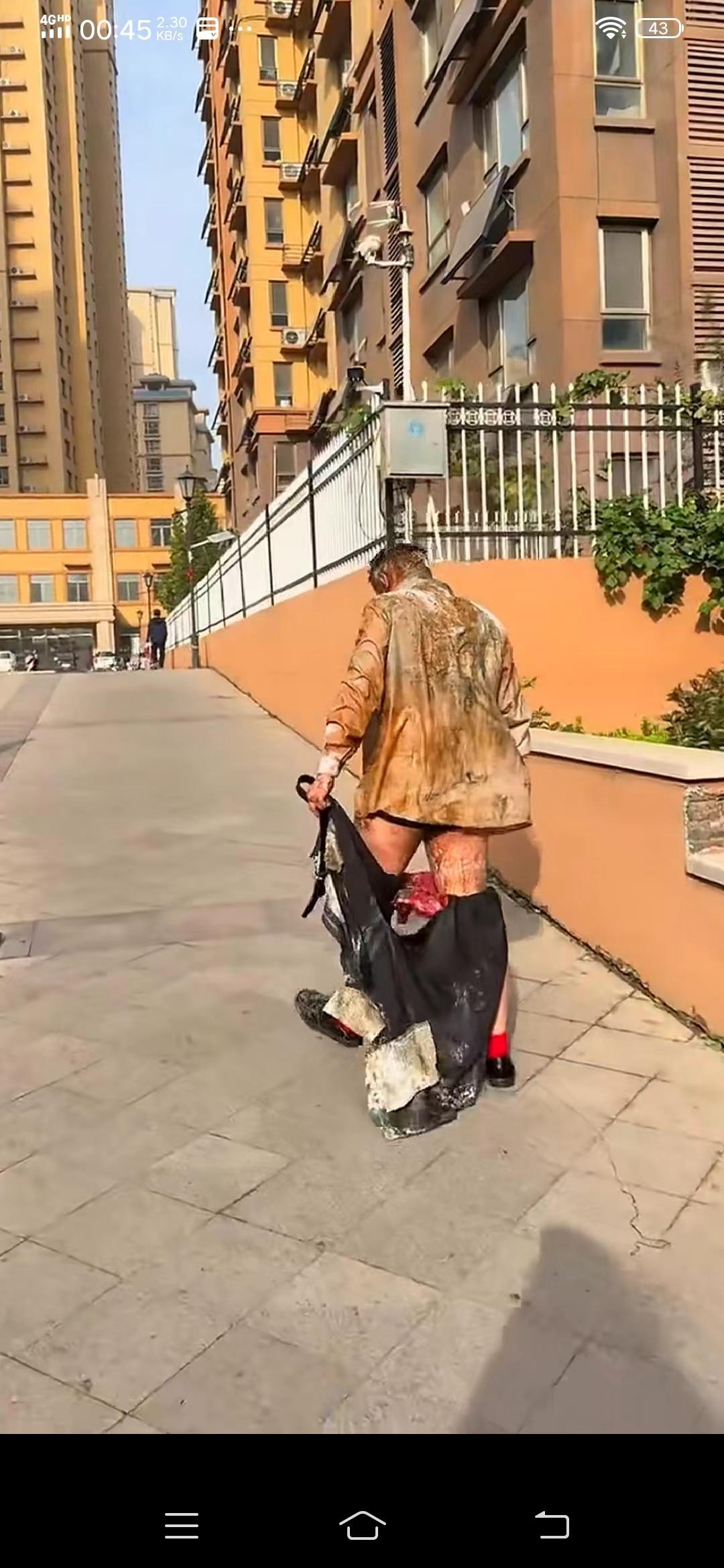 新郎变乞丐这个狼狈不堪的人怎么了？不怎么，他是新郎，是被小伙伴们恶搞成这个样子