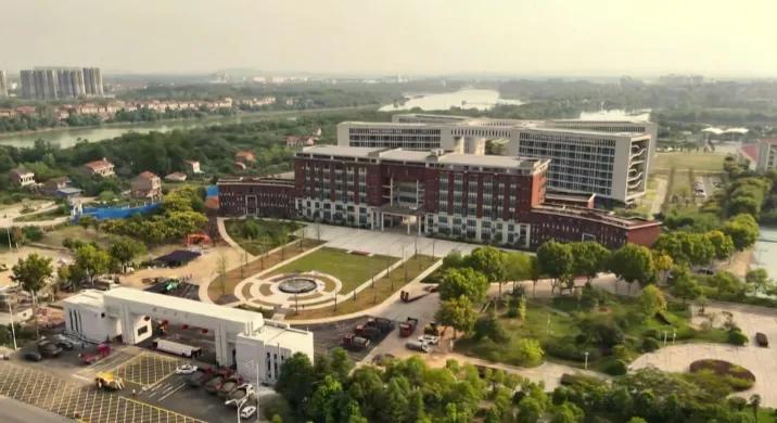 湖大2800元招硕士保卫岗校方回应竟藏大反转武汉的硕士小李刷着招聘信息，突