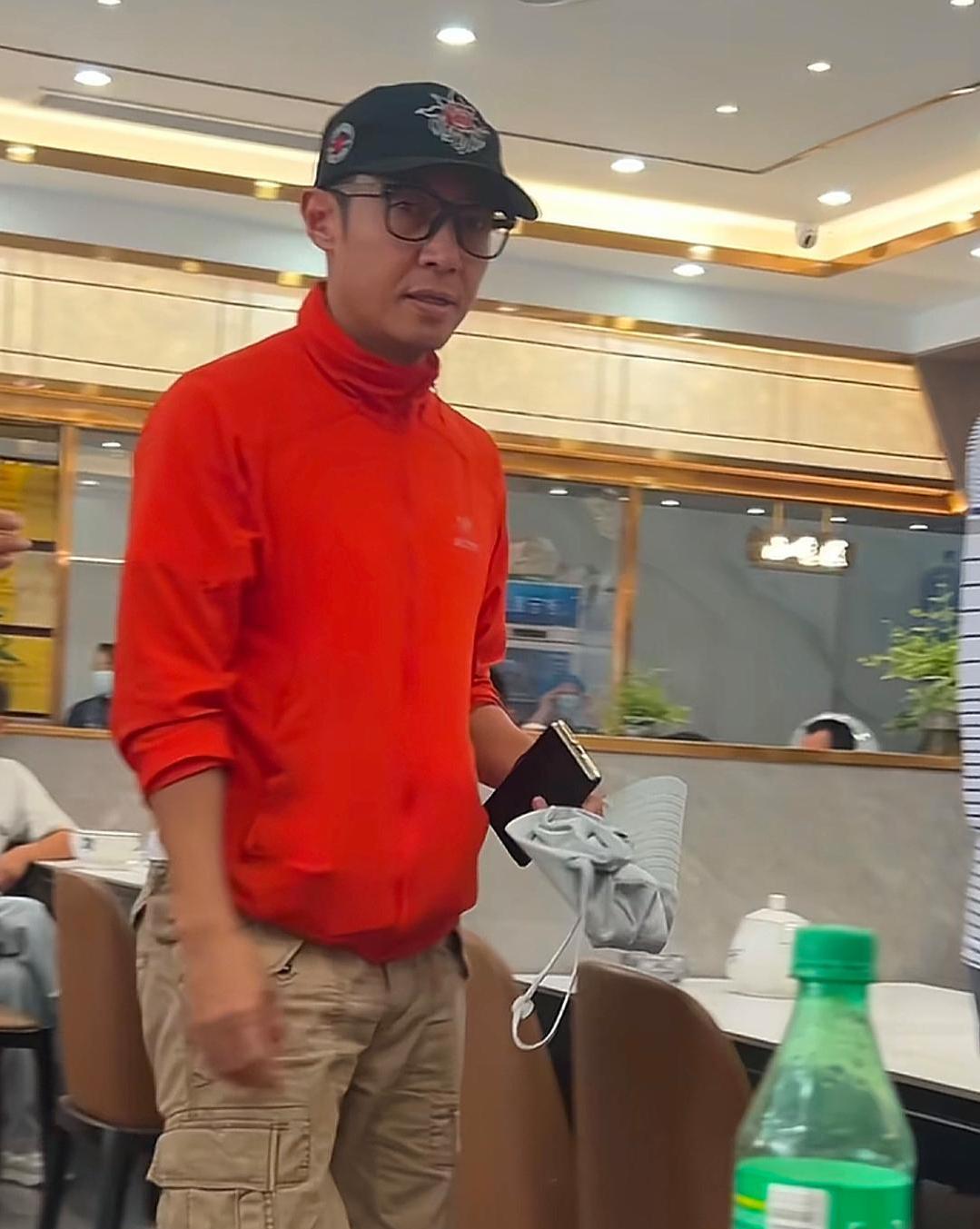 撒贝宁和老婆、子女以及岳父岳母一起到餐厅吃饭，他看起来脸色憔悴，全家只有他是中国