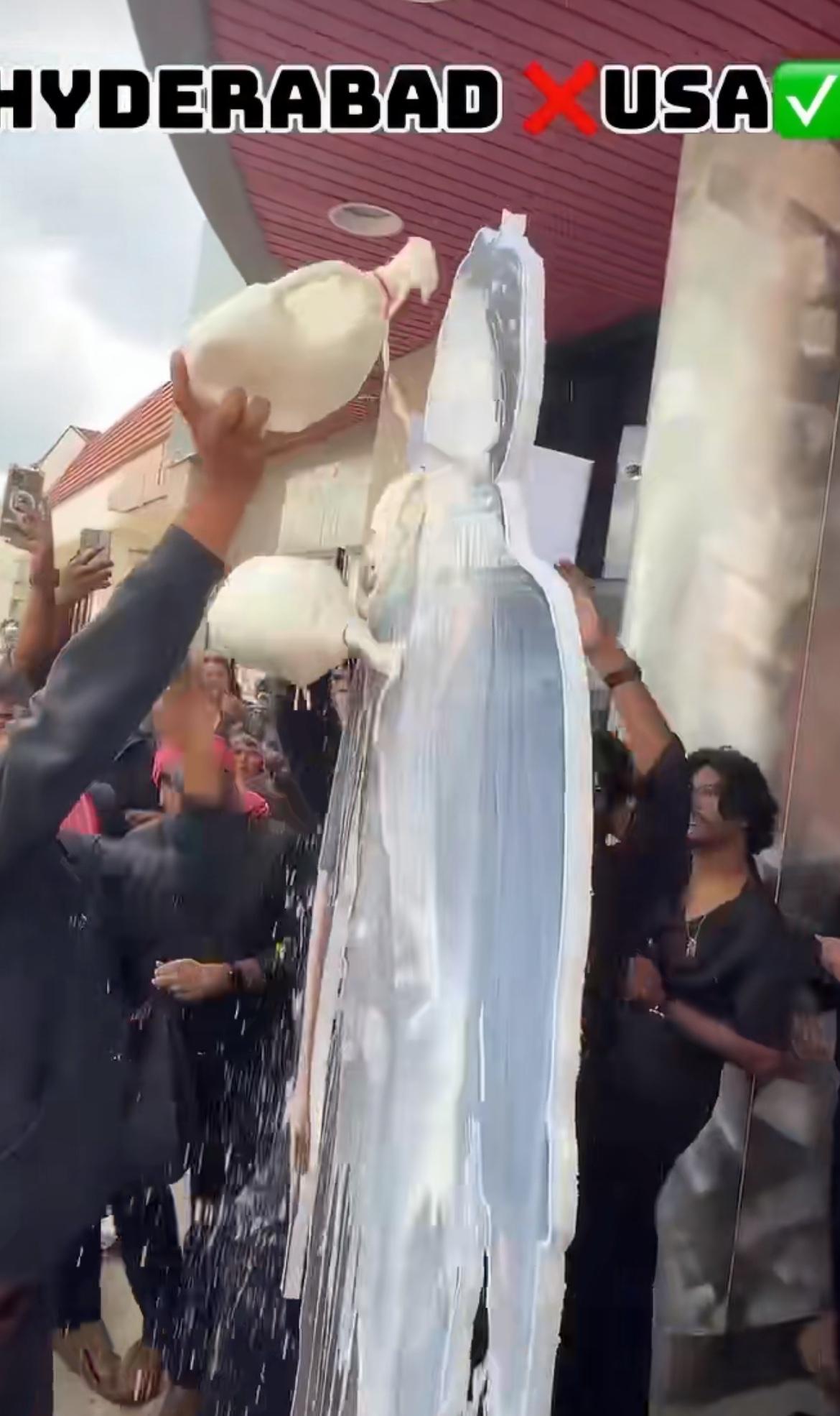 “这里是美国，不是印度。”美国人非常愤怒，电影首映，无数印度观众聚集在一起，大声