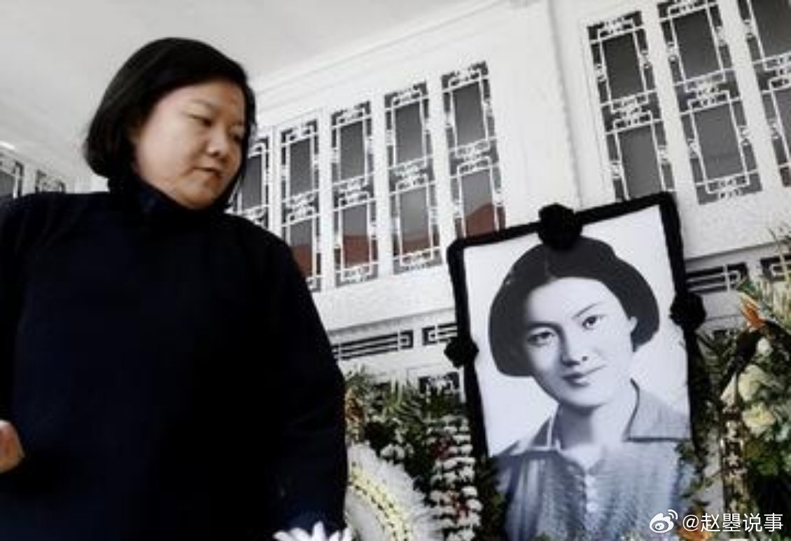 15年前，章含之因病抢救无效去世，正当女儿准备将母亲与父亲和合葬在一起时，护士却