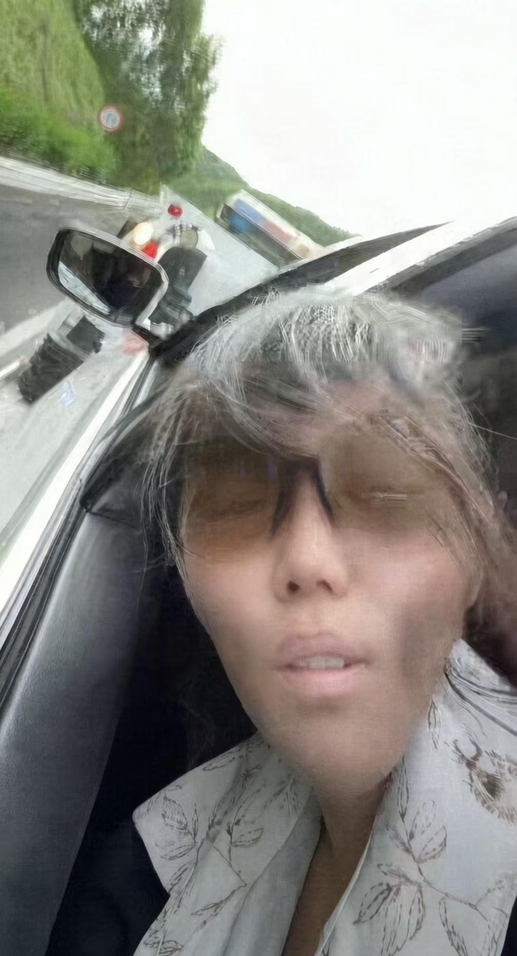 电车续航剩10公里，服务区充电桩是坏的，拖车500块的车费摆在眼前，王女士站在广