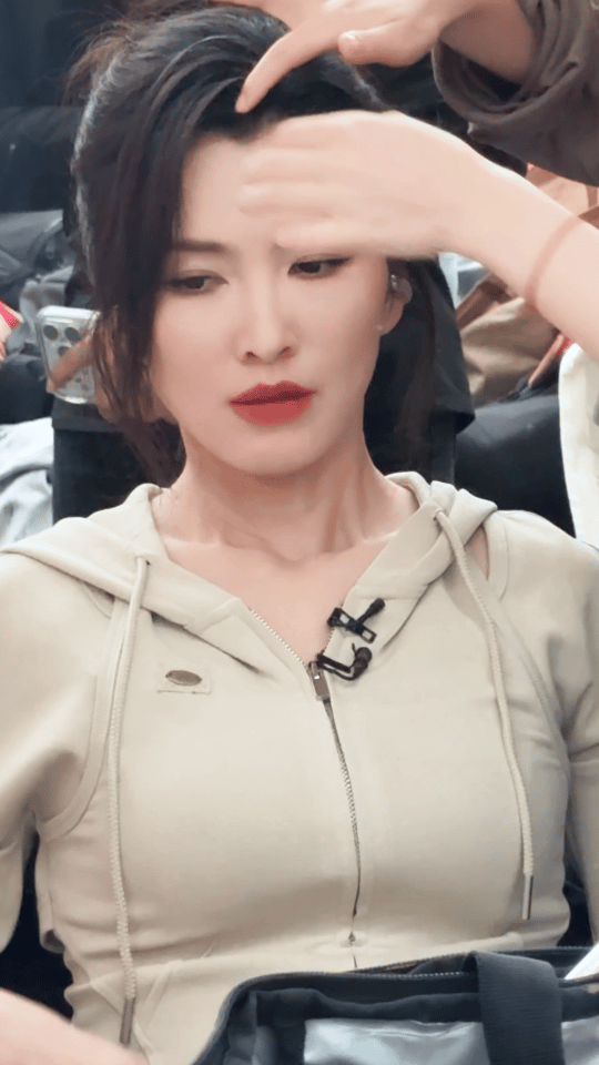 徐洁儿上一秒妈咪下一秒女鹅粉一个徐洁儿可以同时获得双倍快乐！上一秒还是戴着无框眼