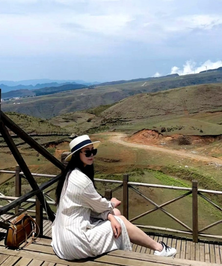 教你识女人不用怀疑，跟你在一起的女人如果还有人在跟她聊天到深夜，喝酒到天亮，