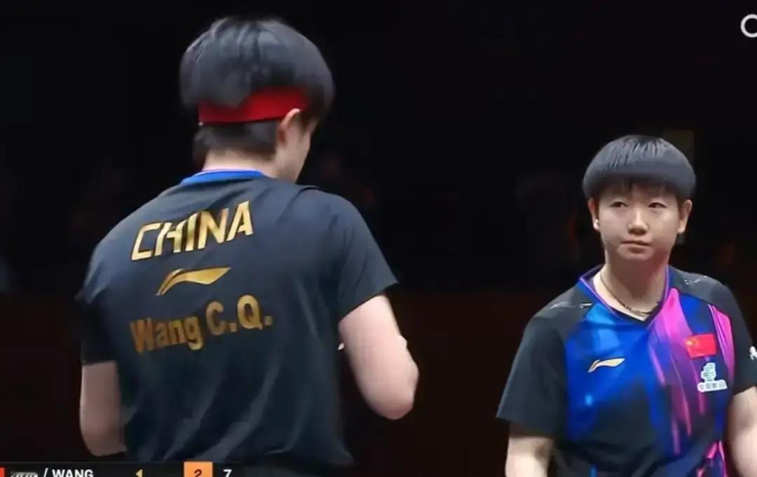 比赛场上莎莎跟大头说话都不避讳了。直接问转的还是不转的，反正对面印度选手听