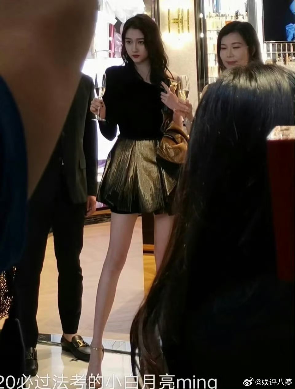 关晓彤比例没有拉腿的义务谁看了关晓彤的腿能不惊叹!172cm身高配一百多厘米腿