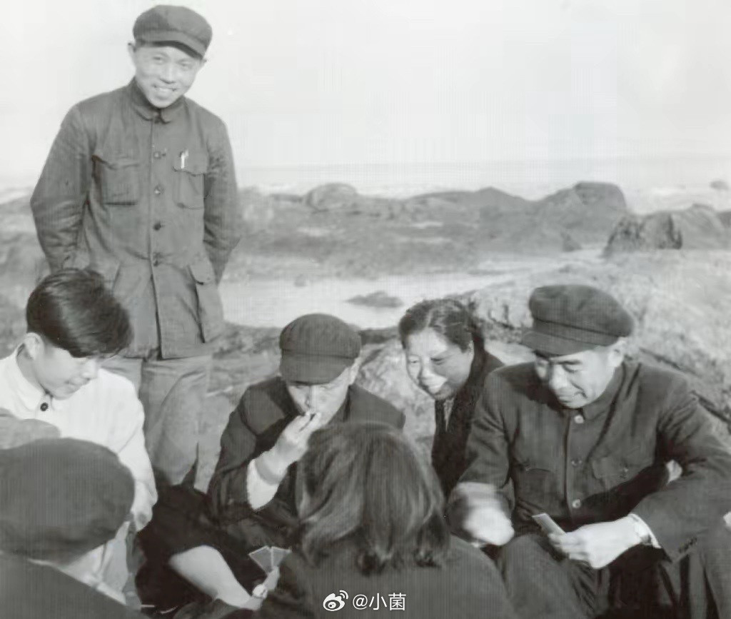 1951年春，周恩来和邓颖超在大连公园和工作人员打牌的老照片。1951年5月13