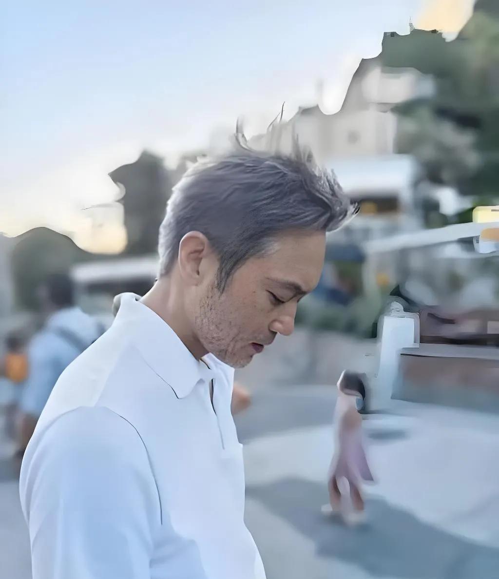 张智霖这也太抗老了吧！头发都白成一片了，可颜值一点儿没打折，依旧帅得不要不