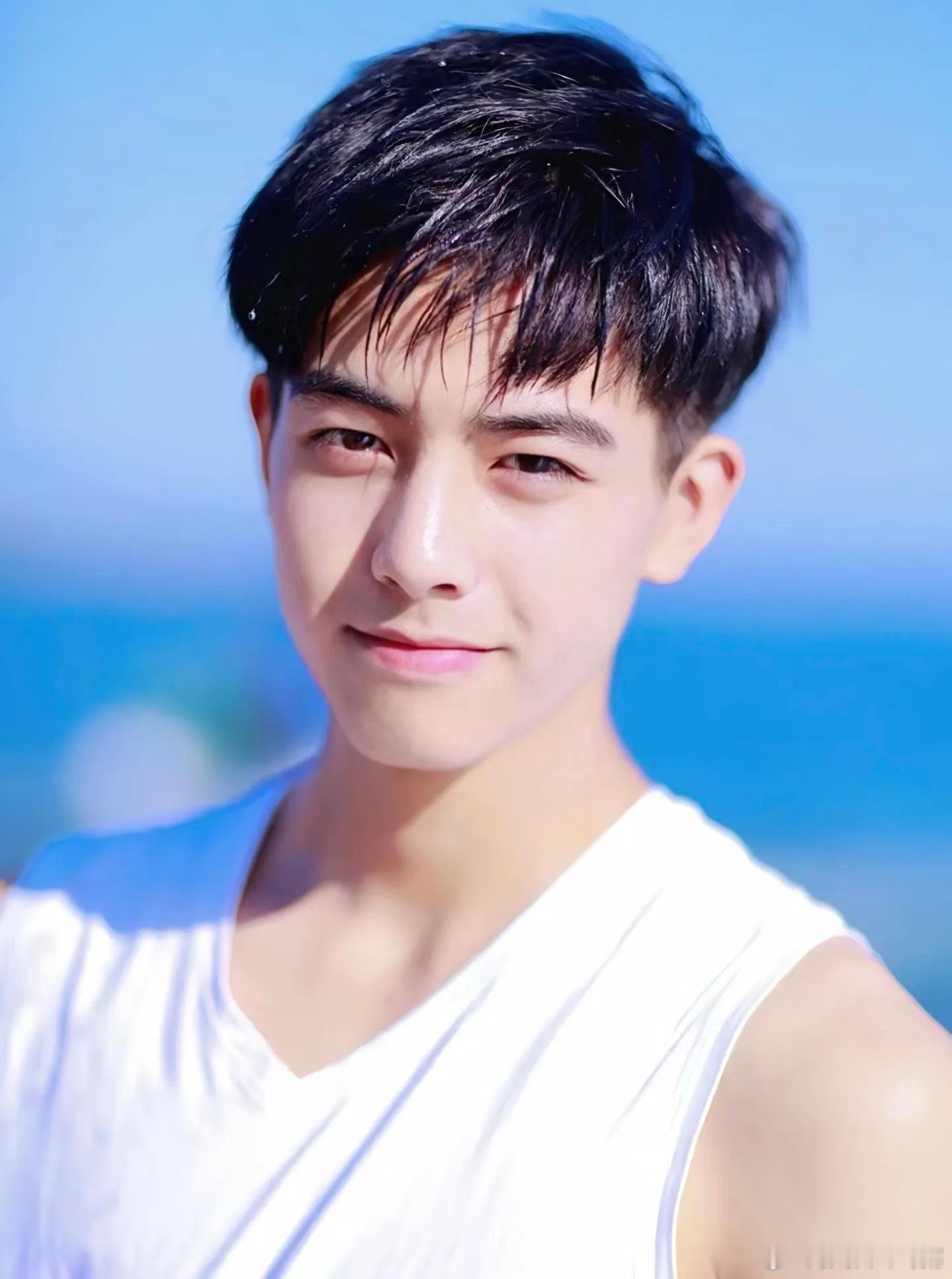 宋威龙当年凭借这组16岁海边照，直接让于正连夜签下了他！