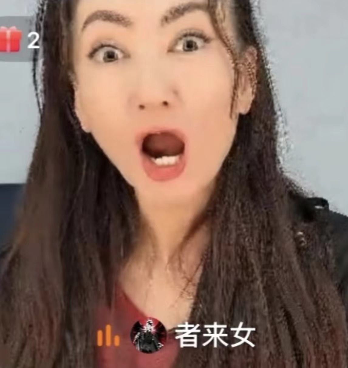 孙怡直播炫耀者来女送的手环孙怡在直播里拿着者来女送的手环到处炫耀，小表情傲娇又