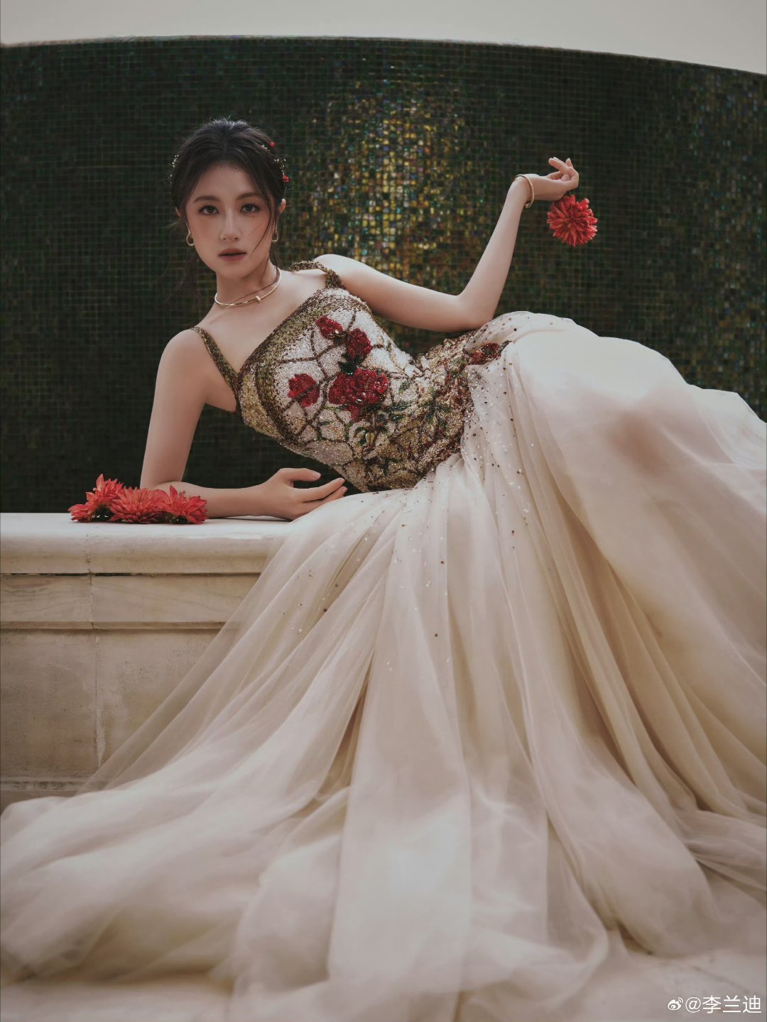 选择李兰迪作为我的毒药和解药李兰迪这身简直是毒药与解药的完美结合！刺绣长裙华美