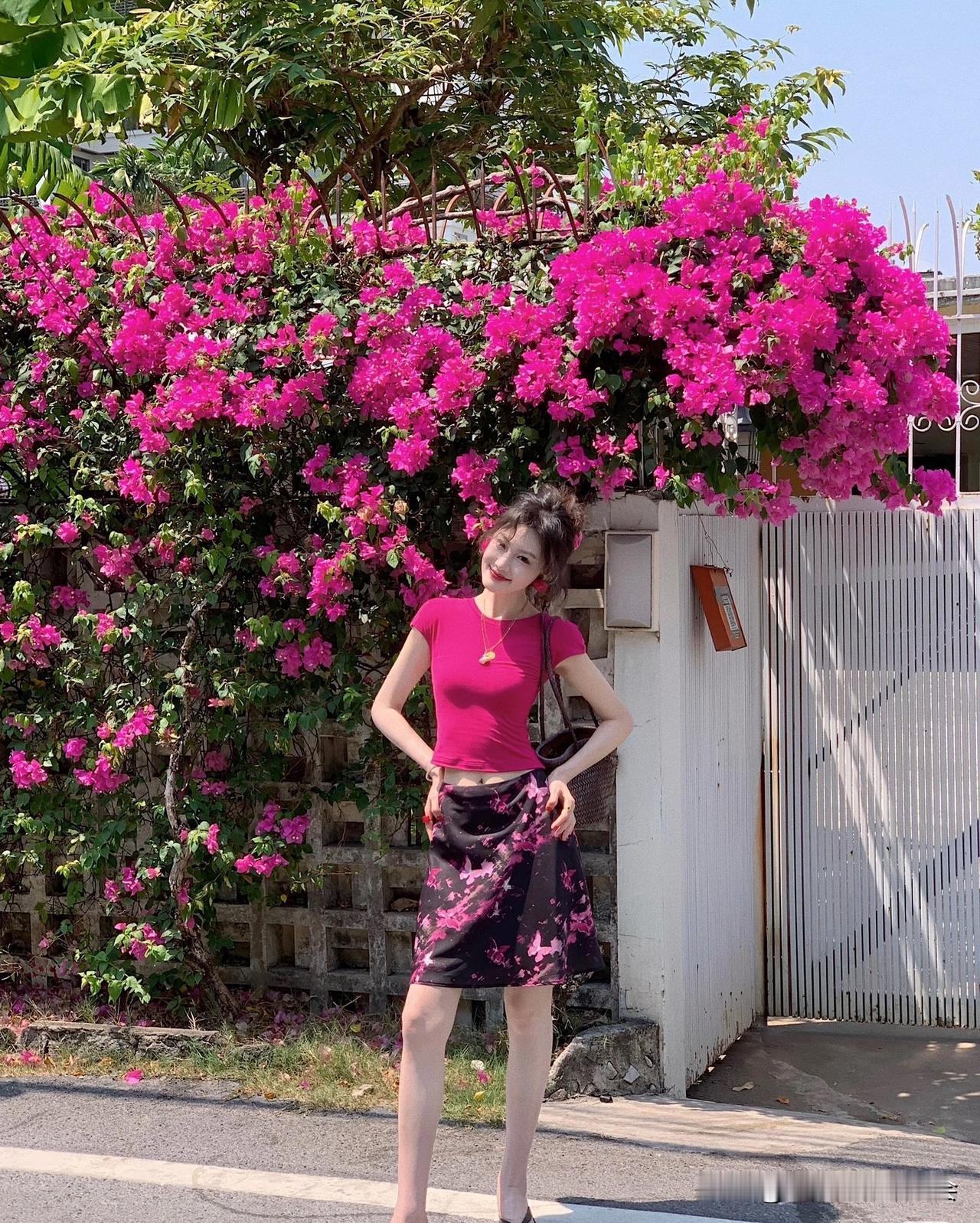 人比花娇肤似白云摄影留念时尚花裙人像花卉美人照花樣摄影自拍白云花丛人