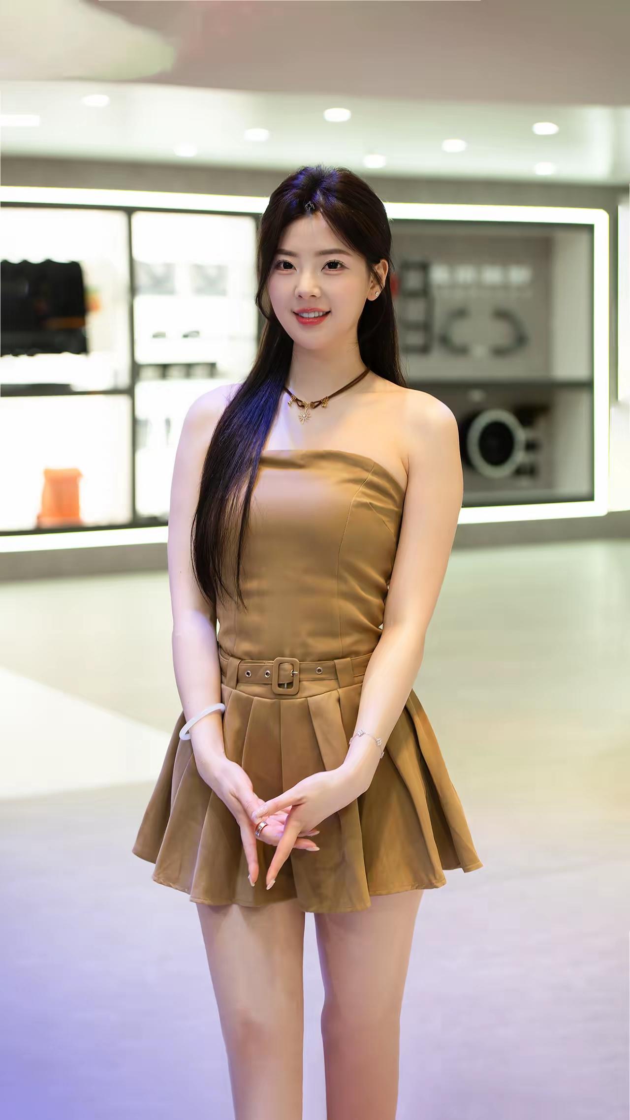 甜美少女风穿搭，棕色连衣裙搭配精致项链，尽显优雅气质！💕✨春晓🎍