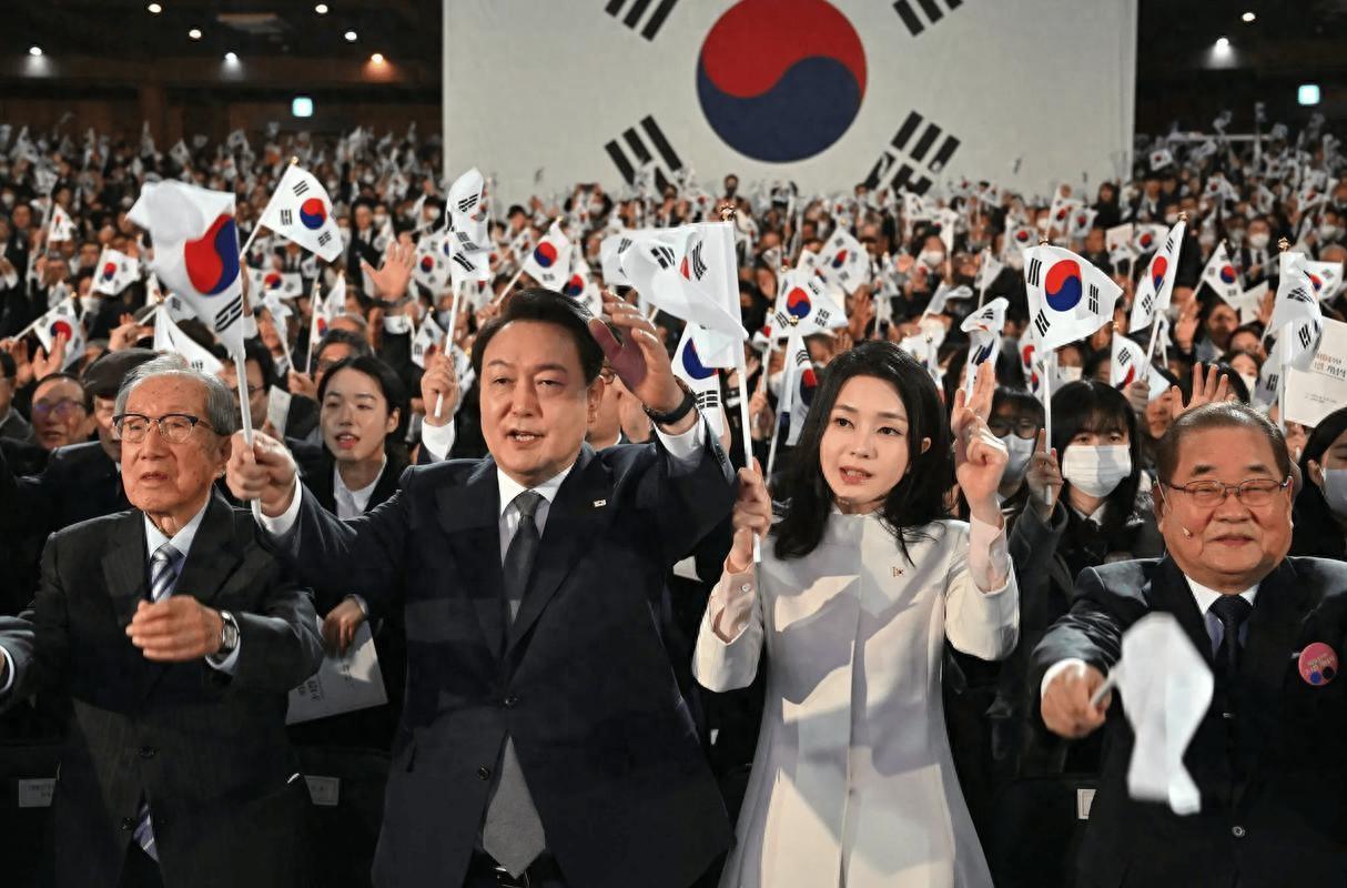 美军变卦盯紧中国，韩国炸锅！李在明喊停 73年当“小弟”够了，得自己扛