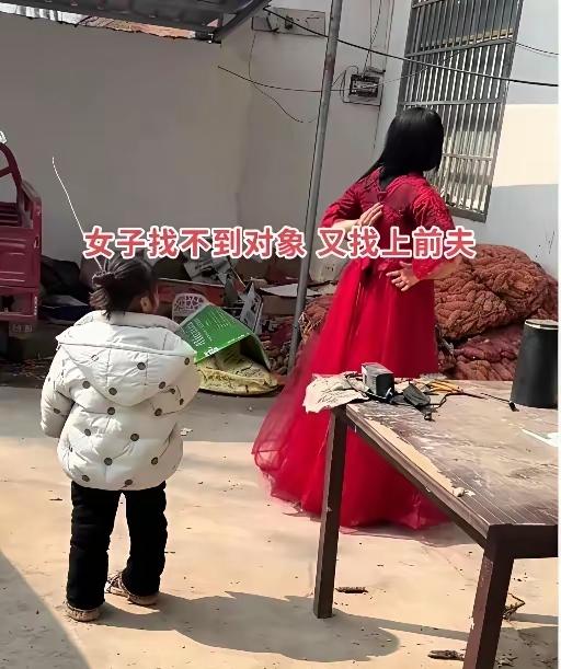 河南有位离异女子，时隔四年穿着曾经的婚纱，登门向前夫求复合。离婚后，她一直没能找