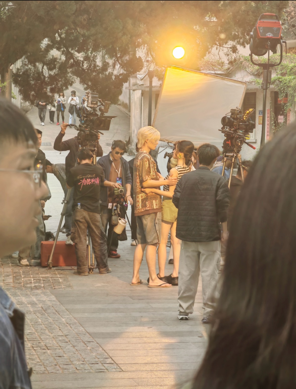 柯淳岳雨婷《为你钟情》今日拍摄路透，原来这就是完美cp身高差，俩人真的好搭！