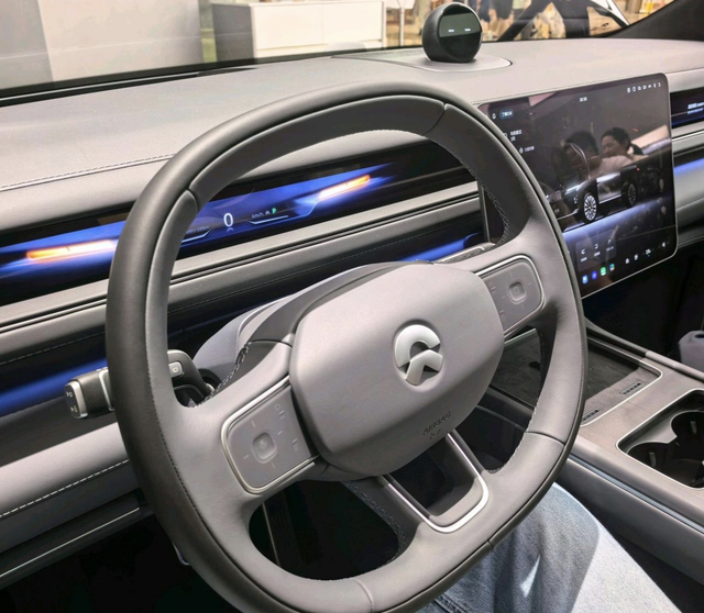 去现场看es8三代了感觉就两个字：平庸，外观平庸，内饰平庸，没有新意，进去体验