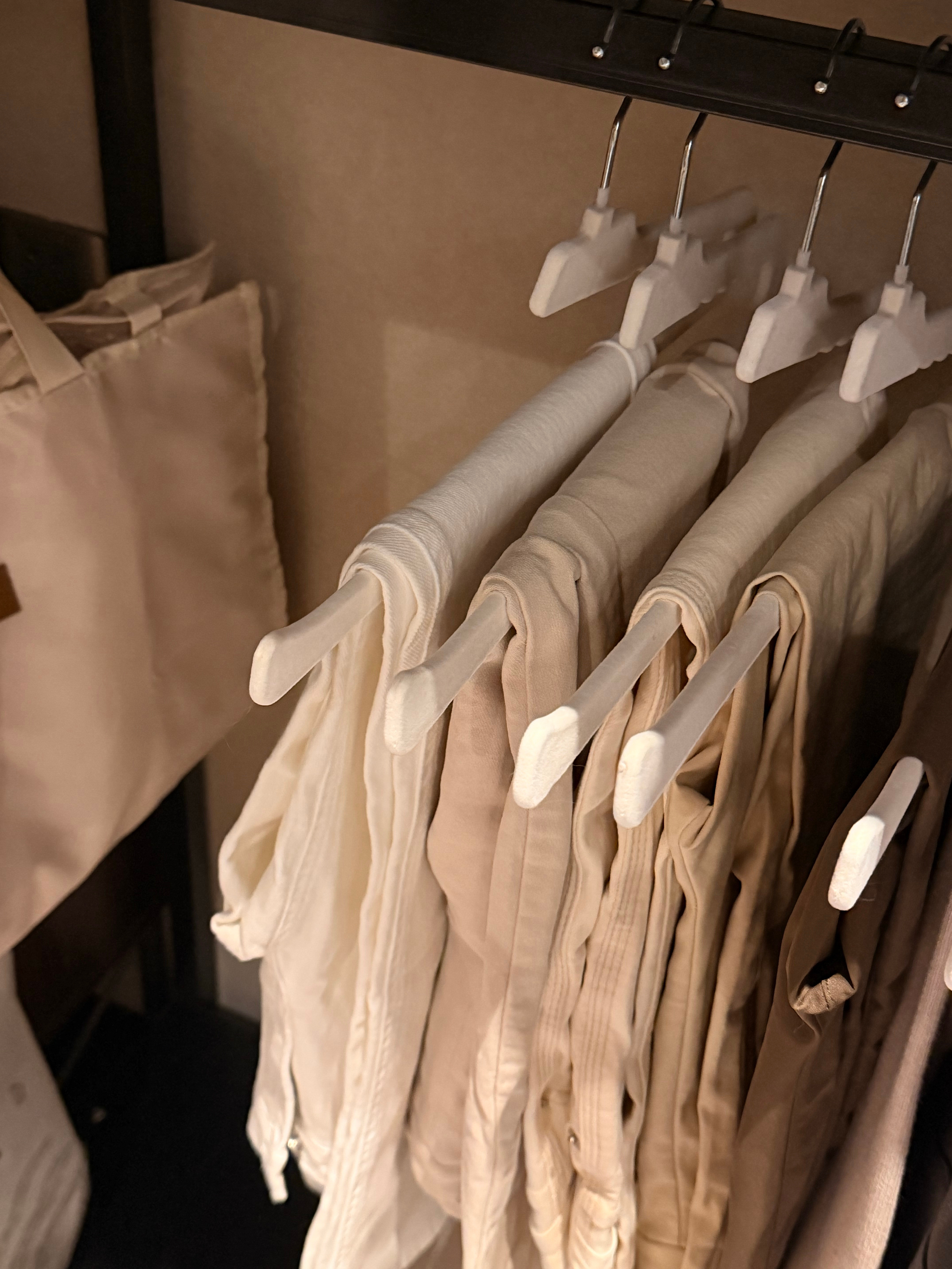 不整理衣服不知道同一种类型的裤子我居然买了三条……就像你会反复爱上同一种类型的人