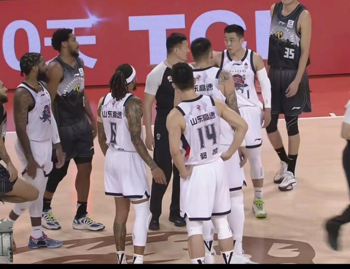 山东男篮77-68逆转吉林，以下五人居功至伟：1，鲍威尔——上半场低迷下半场彻