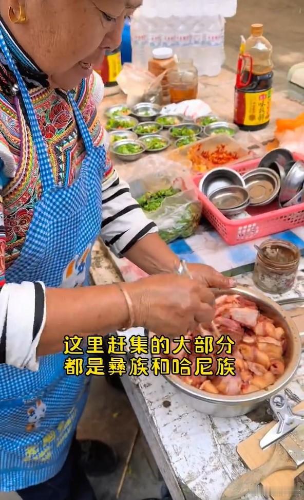 烧烤早市早市的烧烤摊藏着最接地气的快乐！新鲜的食材、浓郁的酱料，炭火烤出来的肉