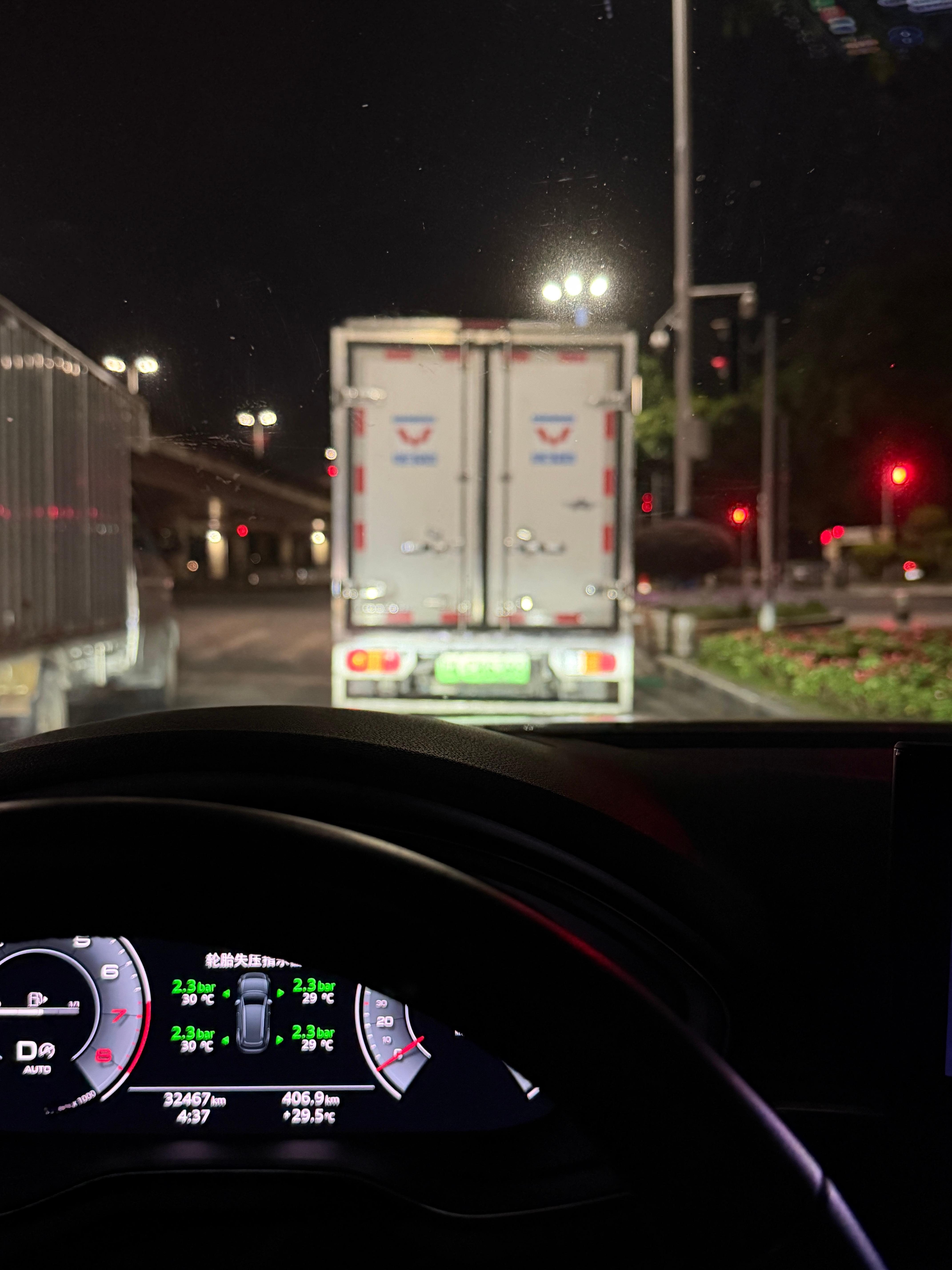 早凌晨四点半的广州咱也算是见过了[doge]一早就遇到没有素质的货车司机占着快车