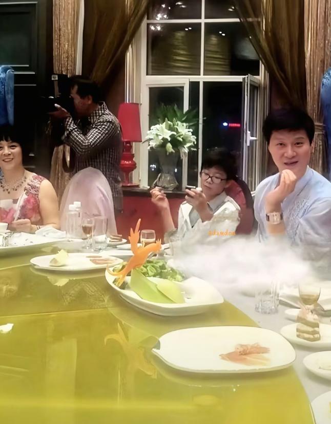 范丞丞稀有的早期照片，和他爸爸好像网友表示：有些人居心叵测！非说跟某某