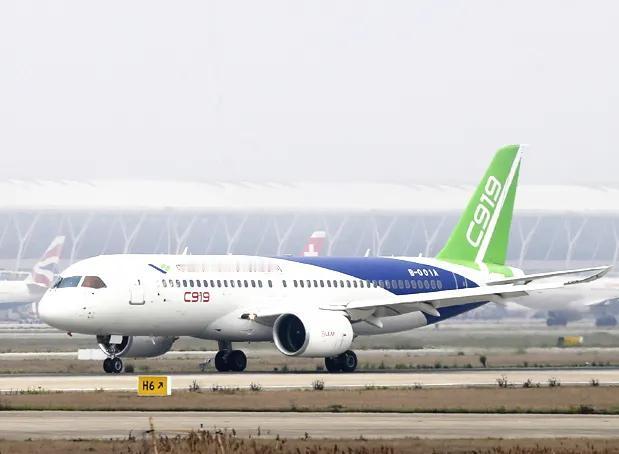 2017年5月5日，中国国产大飞机‌C919‌在‌上海浦东国际机场‌成功