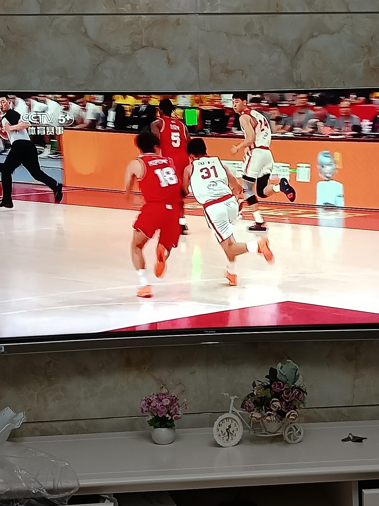 看了6月21日中国男篮与澳大利亚的热身赛，中国男篮以10分优势赢了比赛。很多博主