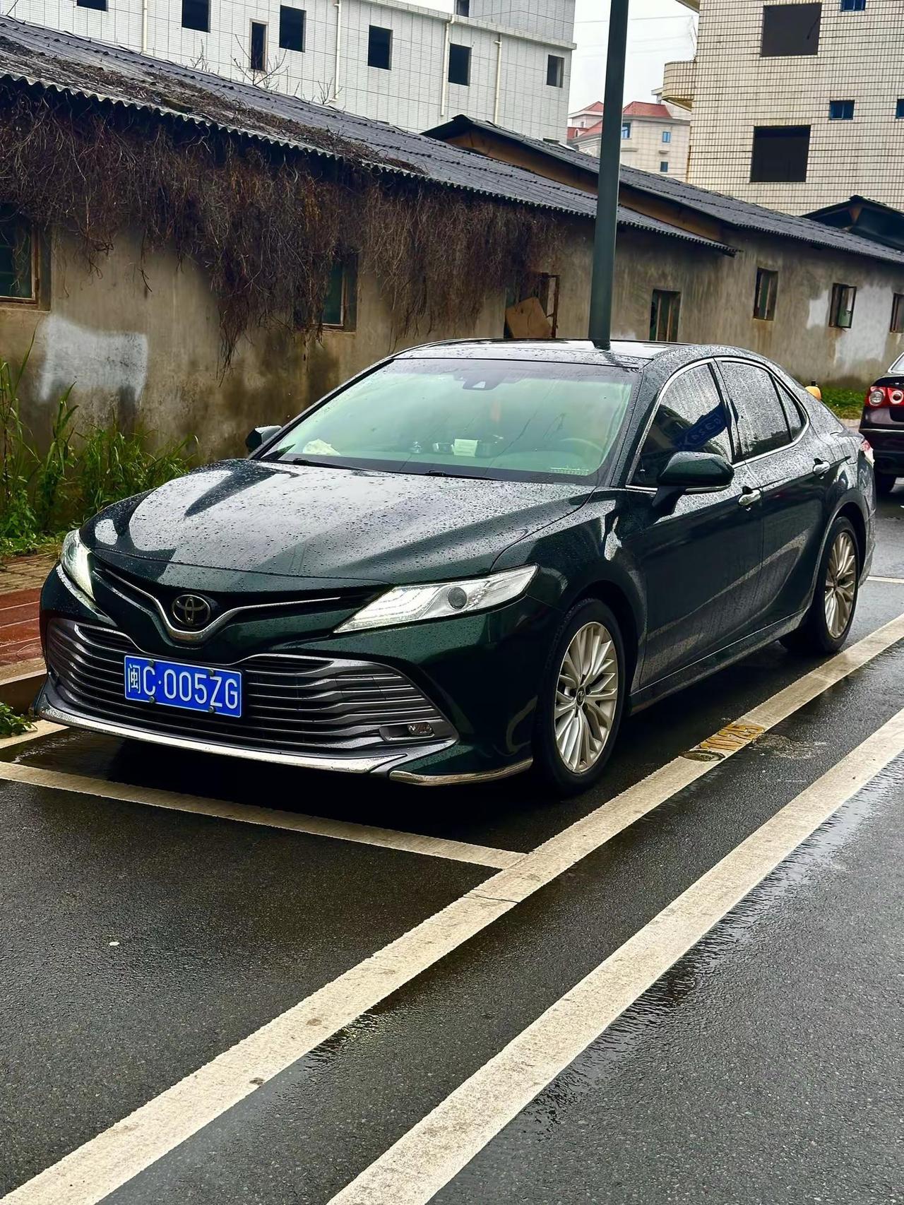 别被互联网迷惑了，现实中能开上凯美瑞已经是普通人的天花板了，没人反驳吧？凯美瑞丰