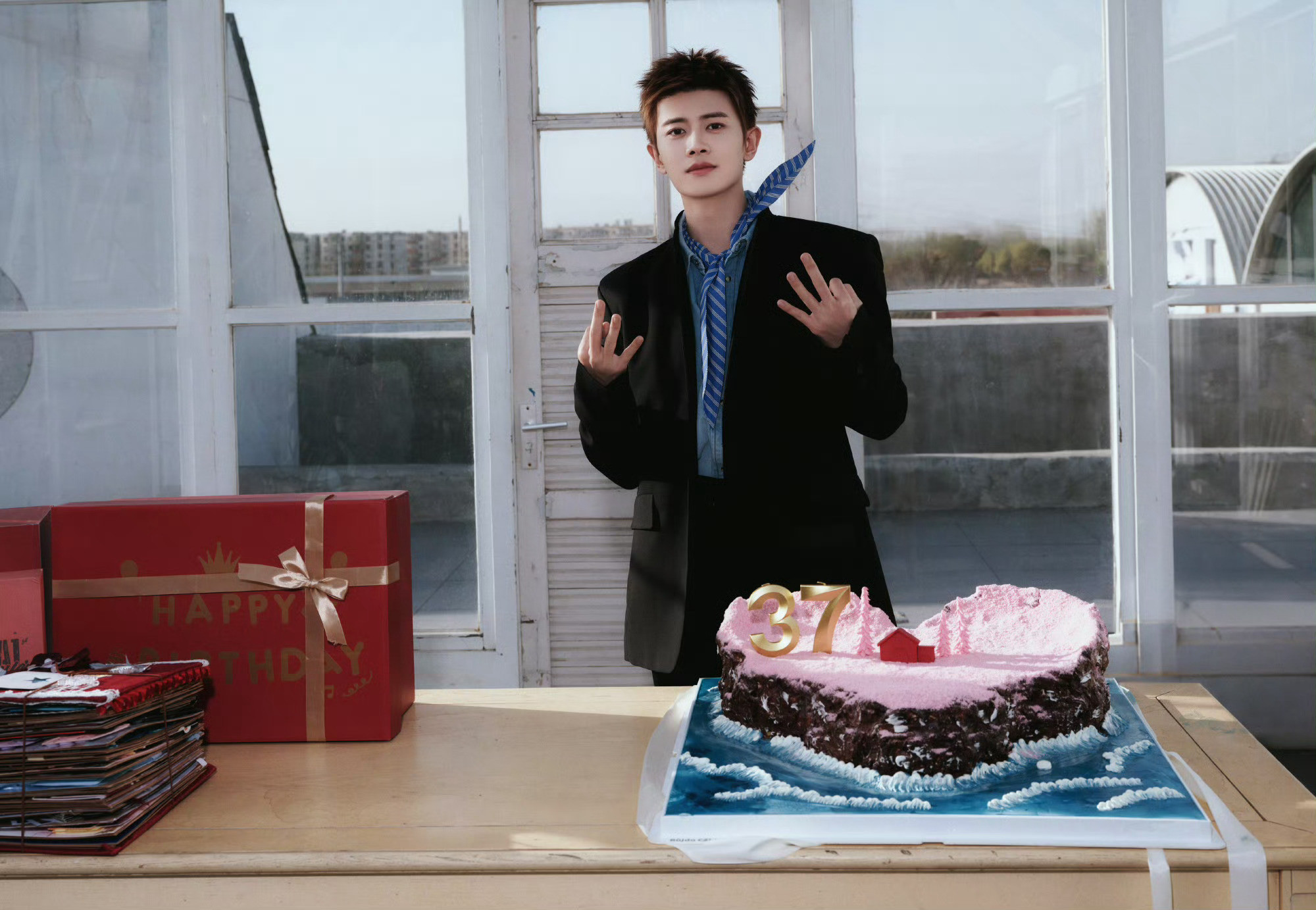 任嘉伦37岁的小王子任嘉伦小王子粉蛋糕生日照任嘉伦37岁的小王子，任嘉伦小王子