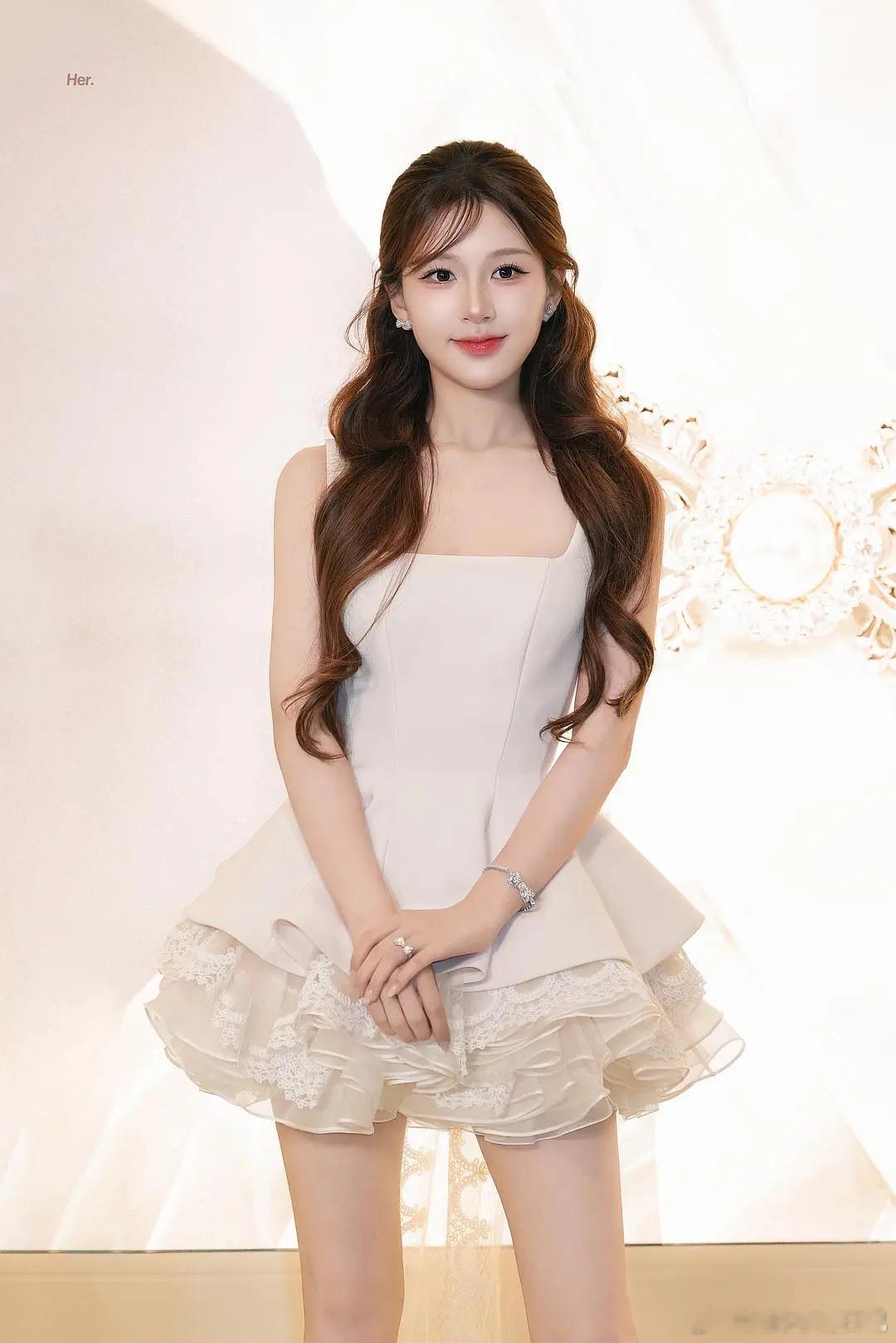 其实她是颜值挂的但已经成了网红脸网红脸再“好看”都很low因为很怪异