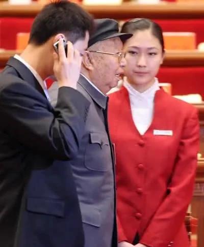 谁能想到这是华老最后一次参加党代会呢？这是2007年华老参加党代会留下的照片。