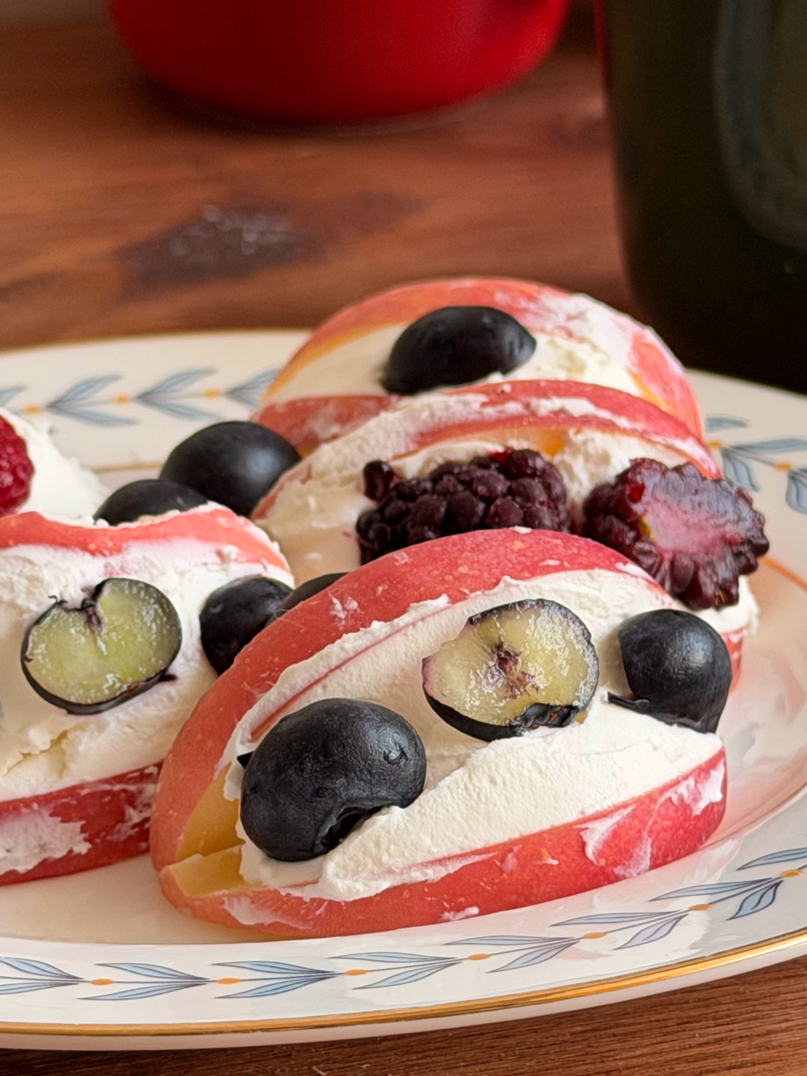 要不说小作坊下料猛呢自己做干噎酸奶夹水果恨不得把开口开到90度好吃得想鼠！！！春