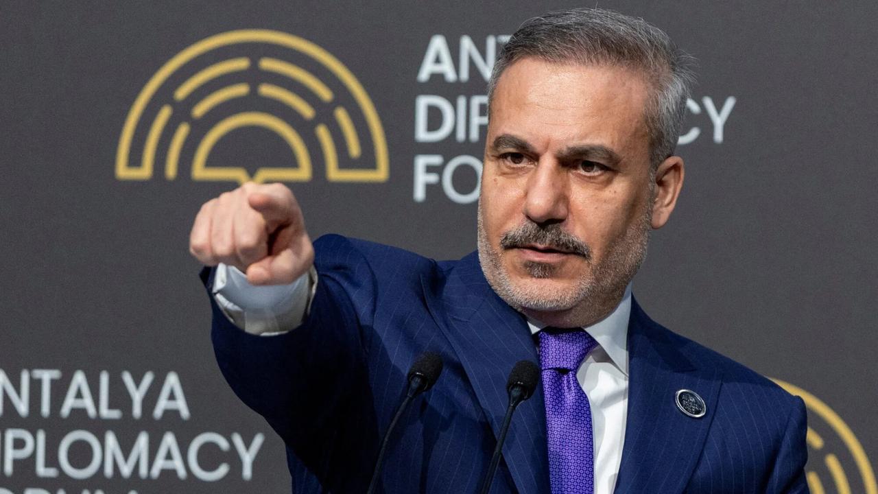 据半岛电视台报道，土耳其外交部长哈坎·菲丹日前公开质疑，以色列总理内塔尼亚胡在三