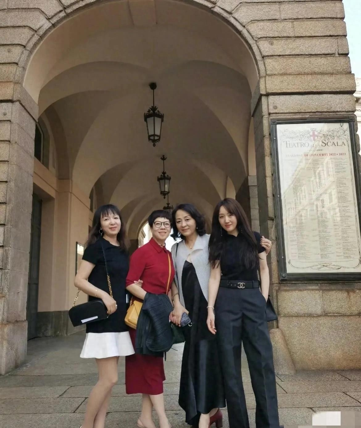 明星不愧是明星，杨钰莹和同学合影，低调穿搭也遮不住优越的气质，太漂亮了！