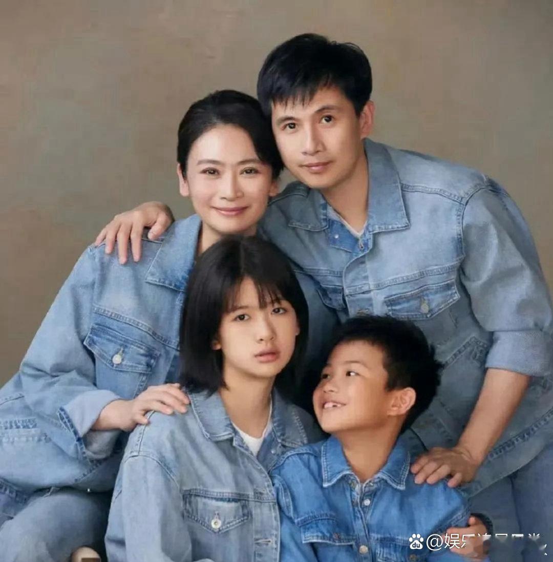黄豆豆晒全家福，两个娃完美继承爸妈的高颜值