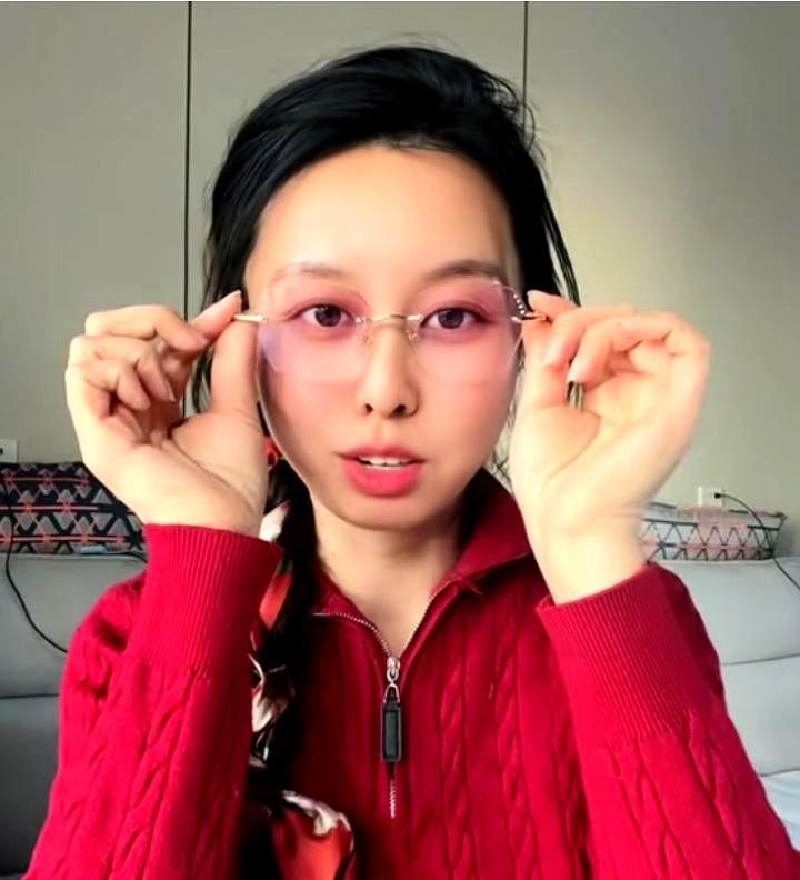 田静今天突然感慨，刷到她的视频的人很少，前一阵田静卖过一次老花镜，估计没卖出几单