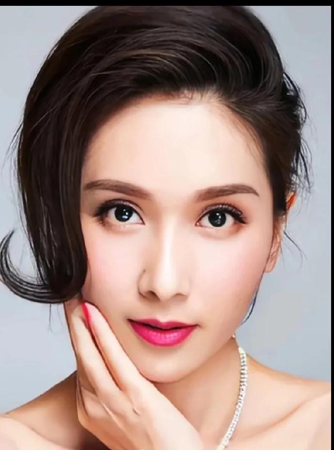 1995年，那个明媚的夏天，21岁的杨恭如，宛如误入人间的仙子，