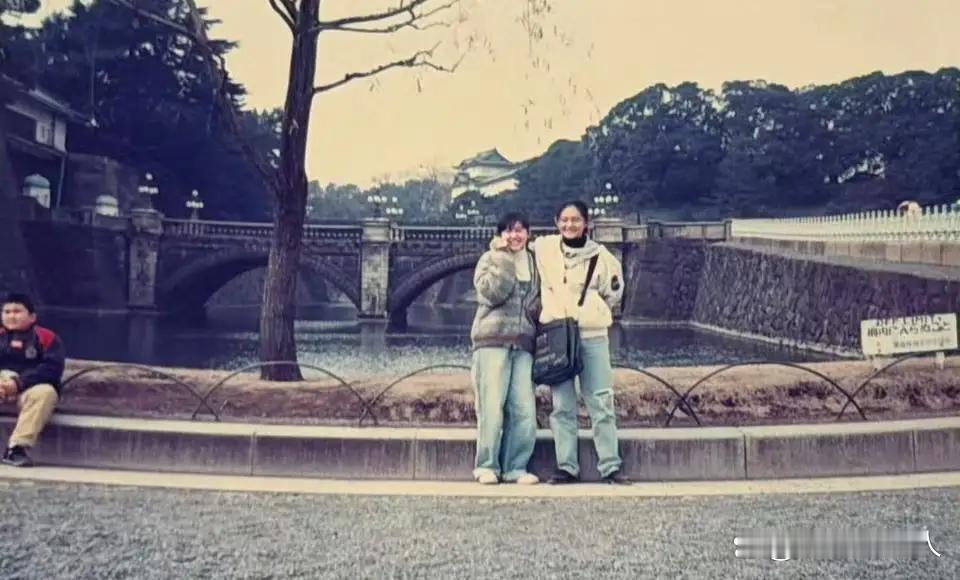 小S分享与大S日本旅游旧照，她们真的很爱日本啊，最终也停留了在日本，要不说命运弄