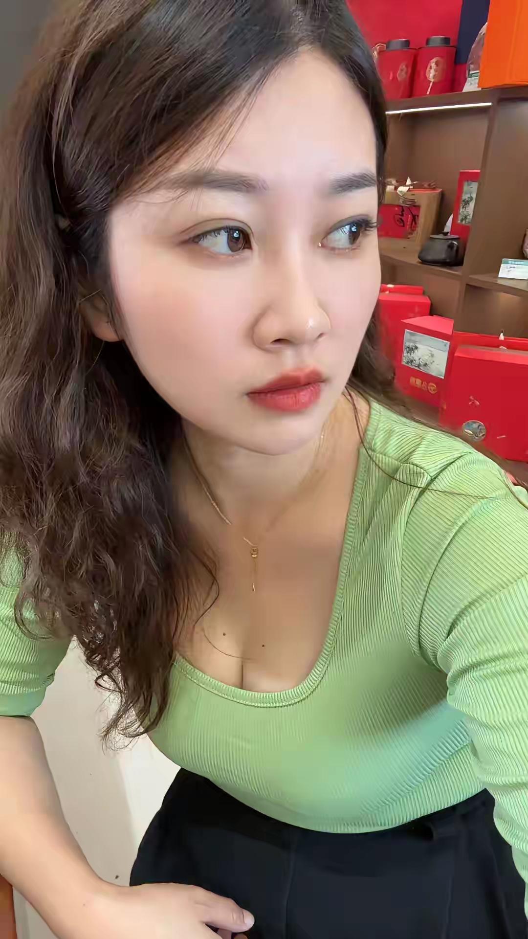 甜美优雅，苗条俏丽.