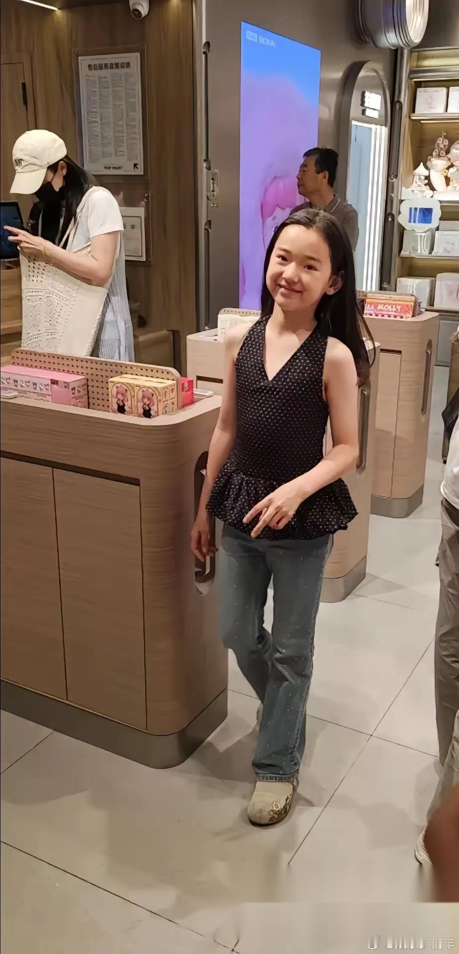 董璇的女儿小酒窝这打扮也太成熟了，像个小大人一样，没有一点童真。感觉小酒窝穿的