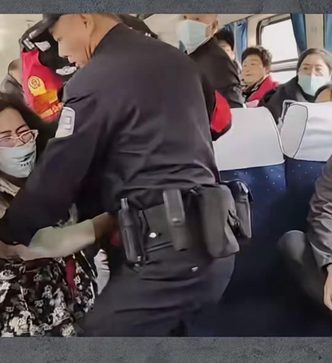 凭什么买了站票就理直气壮霸占别人的座位，还对着15岁的学生耍横，这脸皮也太厚了。