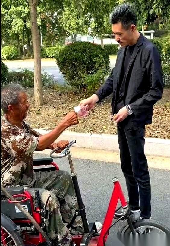 兜里掏不出十块钱的人，套了身假巴黎世家跑到黄浦江边摆拍当豪门二公子。先说