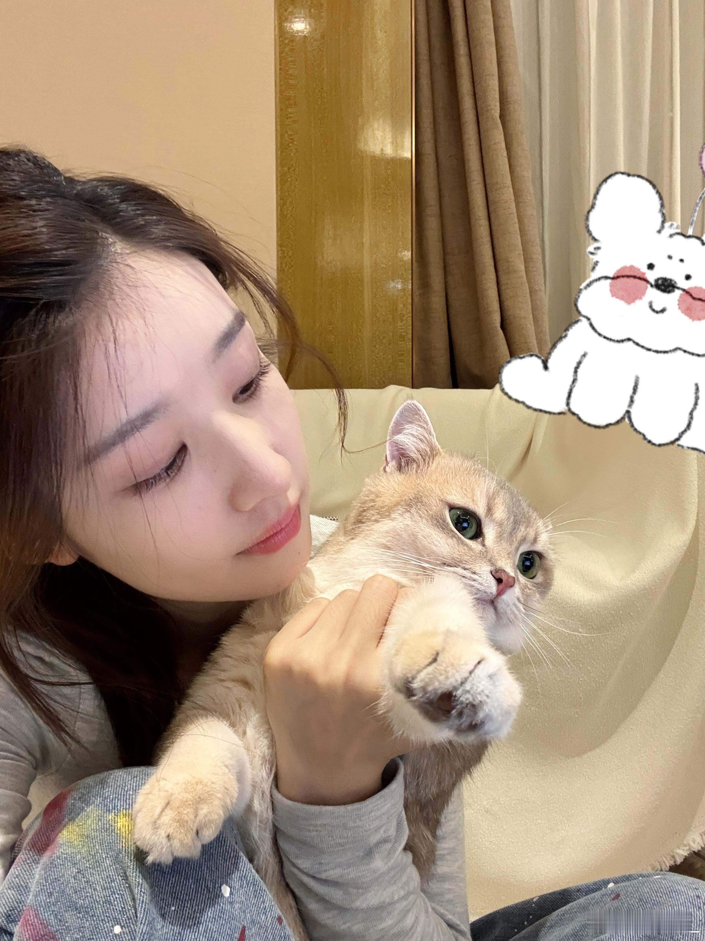 猫儿这个非要和我合照[无奈摊手]［无奈］(⁎⁍̴̛ᴗ⁍̴̛⁎)​​​